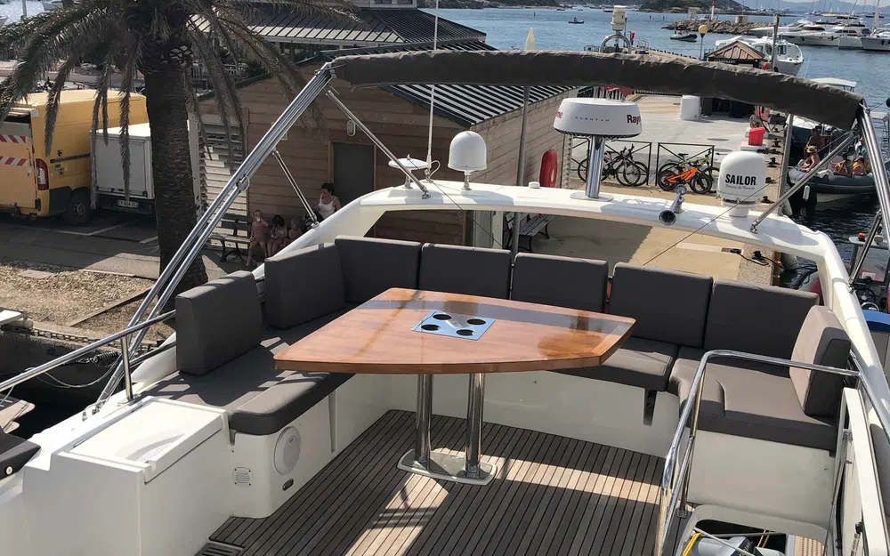 slider 9 Prestige Yachts 560 Fly
