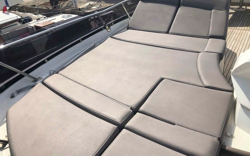 slider 10 Prestige Yachts 560 Fly