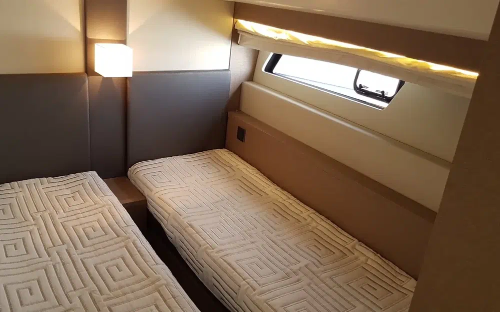 slider 14 Prestige Yachts 560 Fly