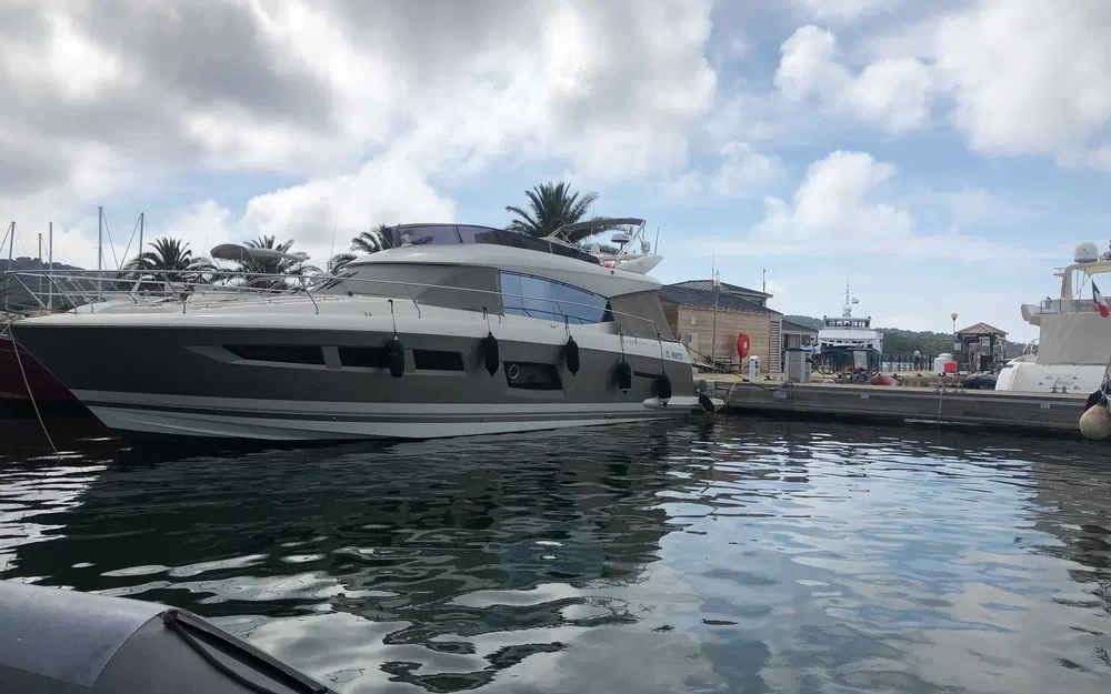 slider 1 Prestige Yachts 560 Fly