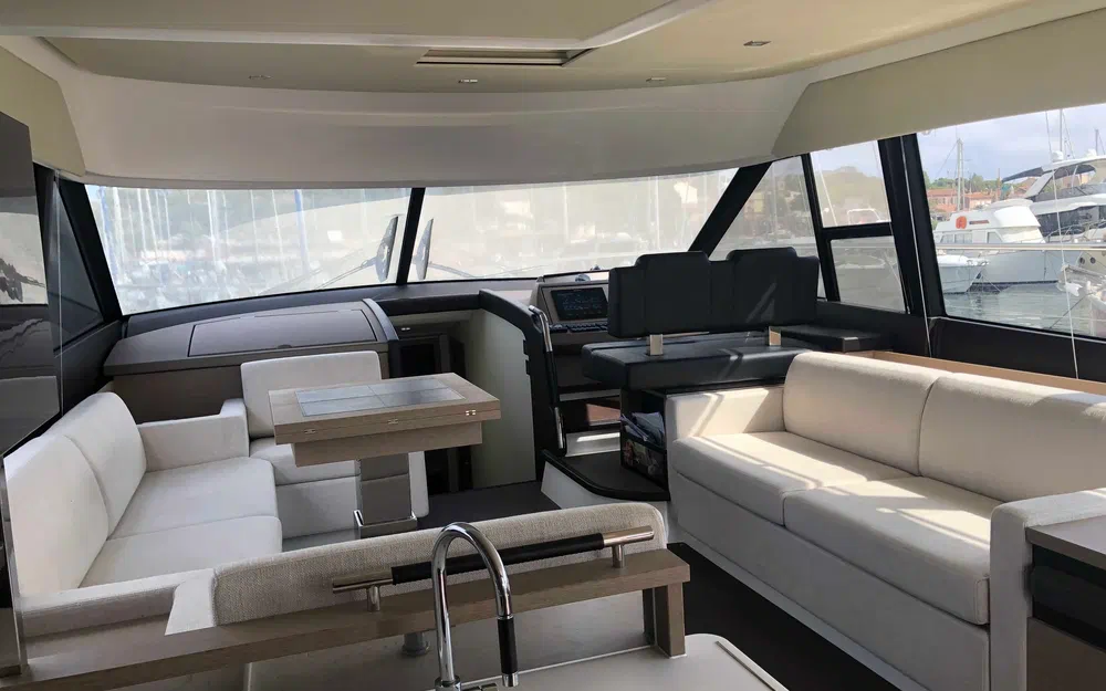 slider 3 Prestige Yachts 560 Fly