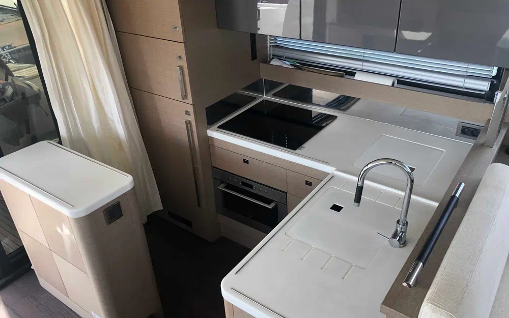 slider 5 Prestige Yachts 560 Fly