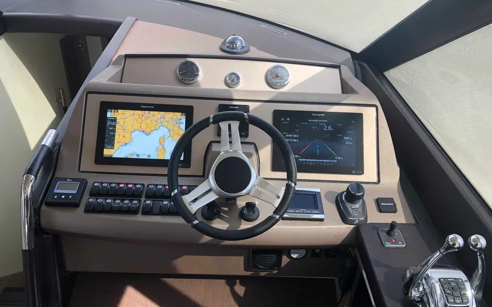 slider 6 Prestige Yachts 560 Fly