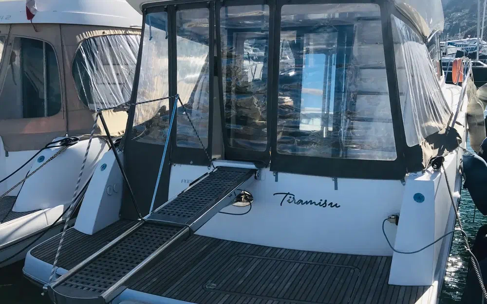 slider 1 Prestige Yachts 400 Fly