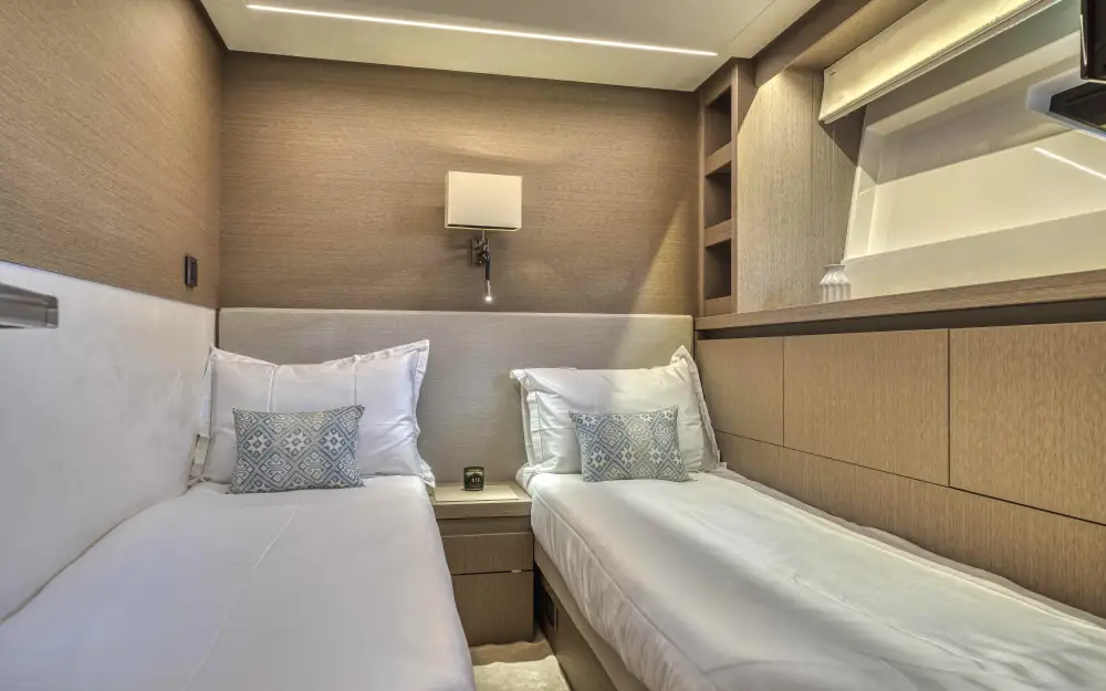 slider 13 Jeanneau Prestige 690 Fly
