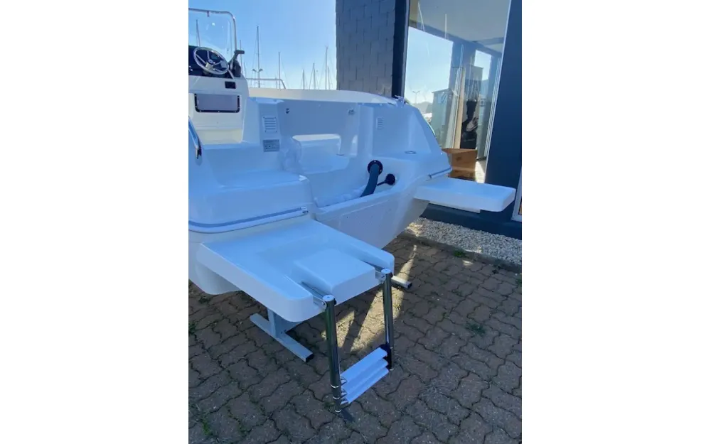 slider 8 Pacific Craft  545 Open