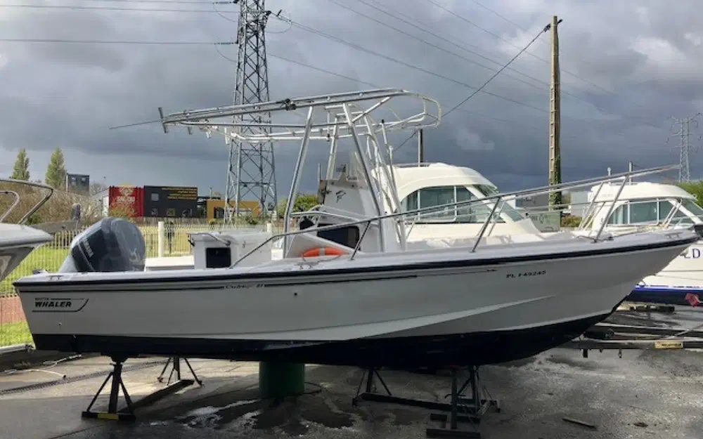 Boston WhalerBoston Whaler 210 Outrage
