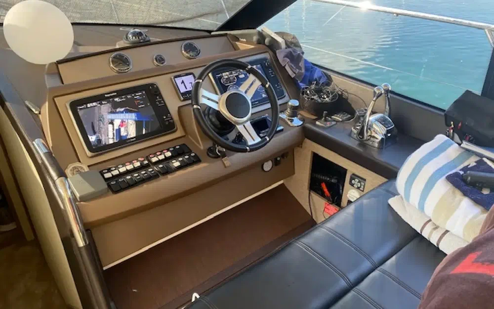 slider 16 Prestige Yachts 550 Fly
