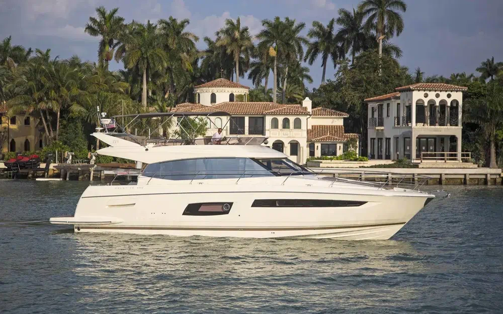 slider 1 Prestige Yachts 550 Fly