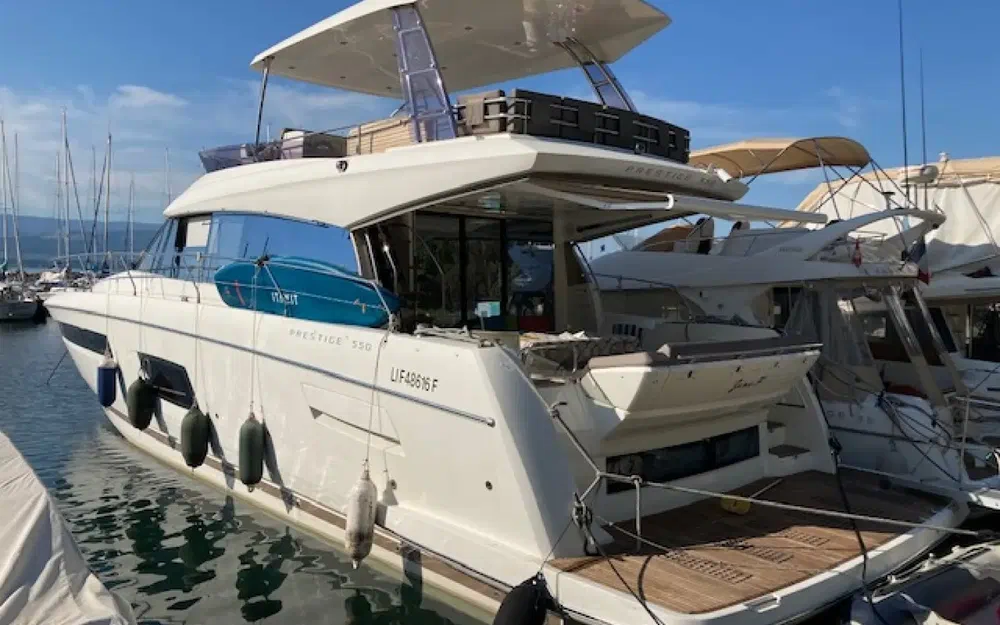 slider 3 Prestige Yachts 550 Fly