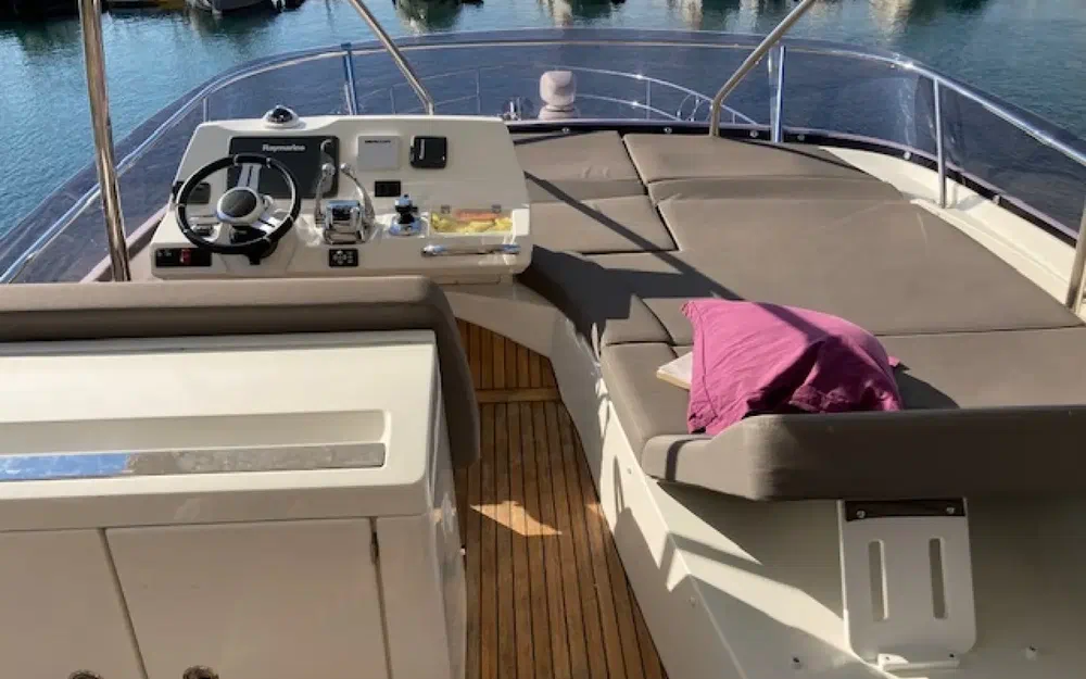 slider 8 Prestige Yachts 550 Fly