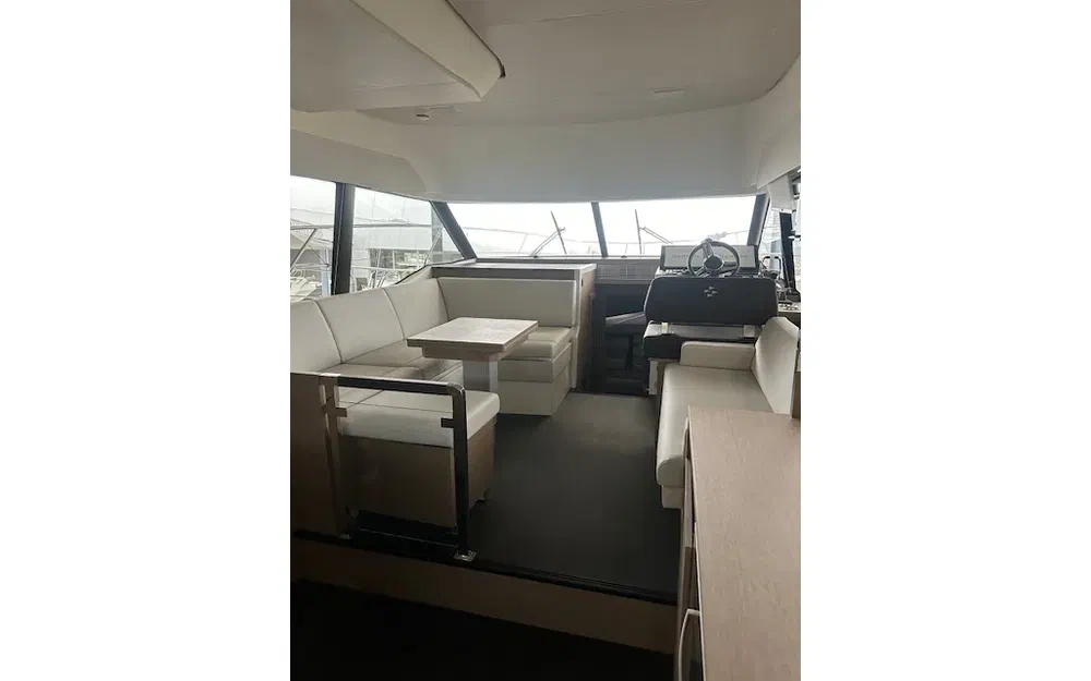 slider 1 Prestige Yachts 420 Fly