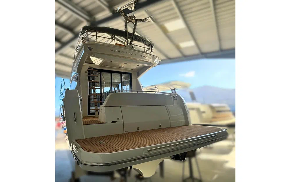 slider 2 Prestige Yachts 420 Fly