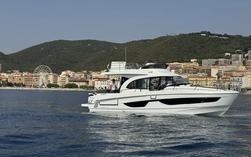 slider 10 Beneteau Antares 11