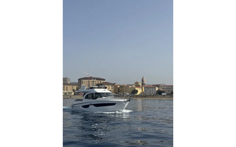 slider 2 Beneteau Antares 11