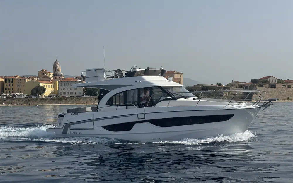 slider 5 Beneteau Antares 11