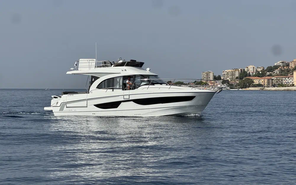 slider 7 Beneteau Antares 11