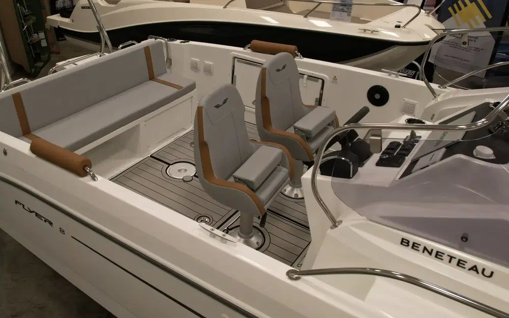 slider 1 Beneteau Flyer 8 SUNdeck V2