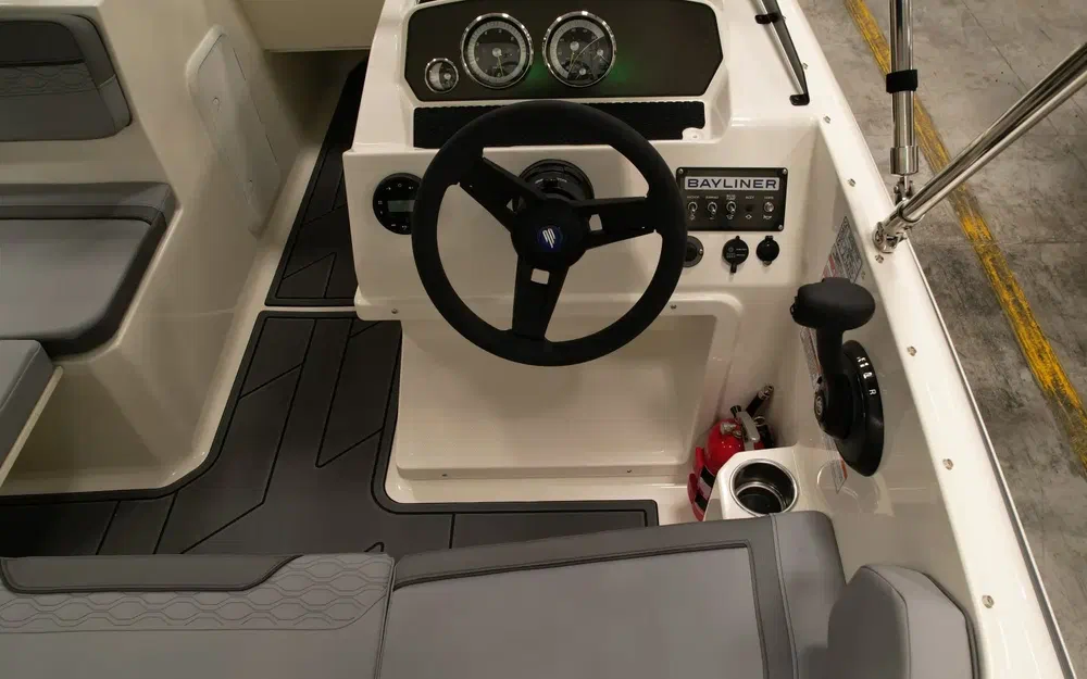 slider 3 Bayliner Element M17