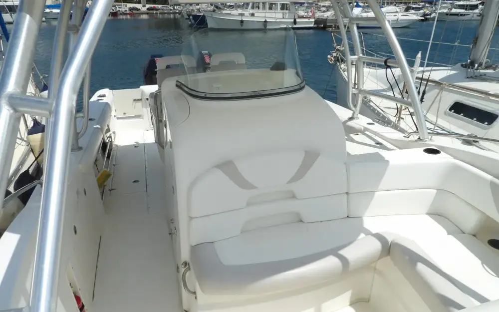 slider 4 Boston Whaler  320 Outrage
