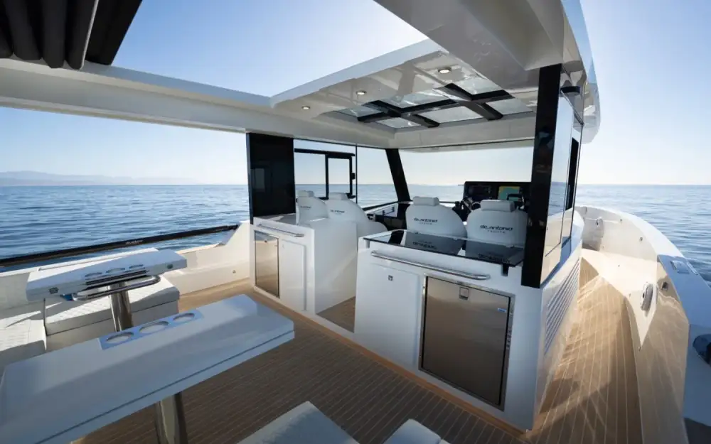 slider 6 De Antonio Yachts D50 Coupe