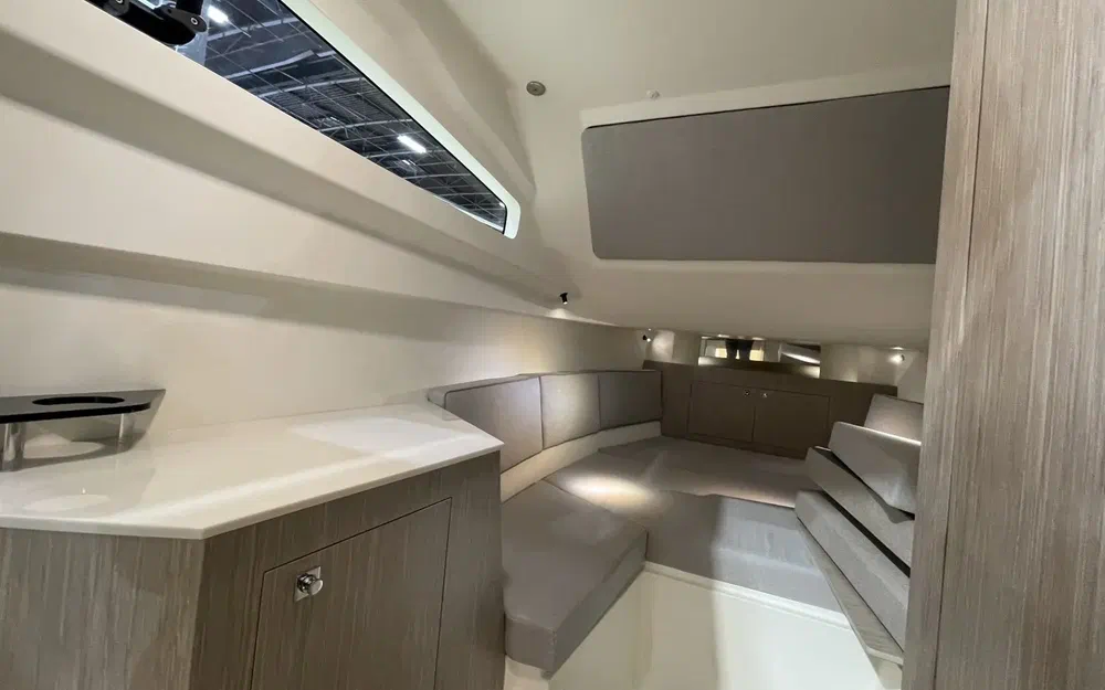 slider 6 Capelli Tempest 1000