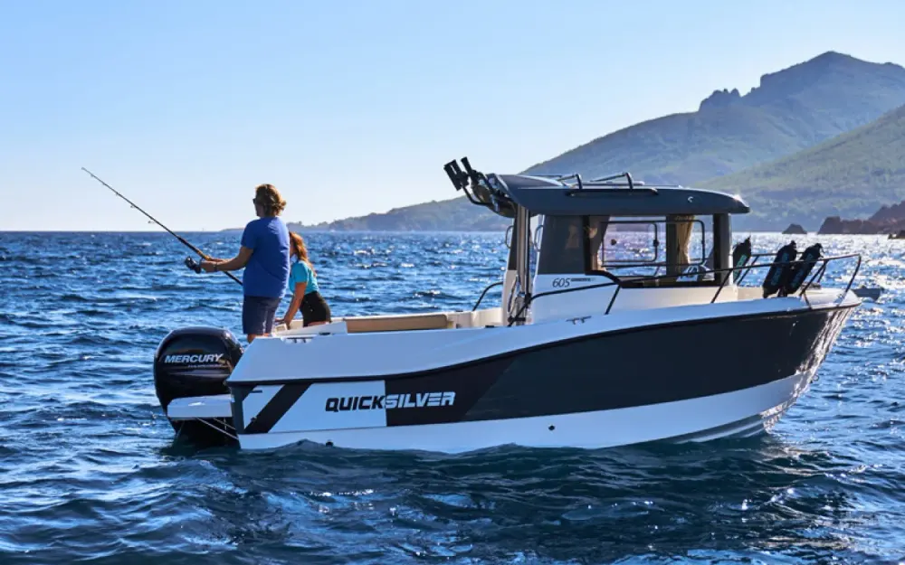 QuicksilverActiv 605 Pilothouse