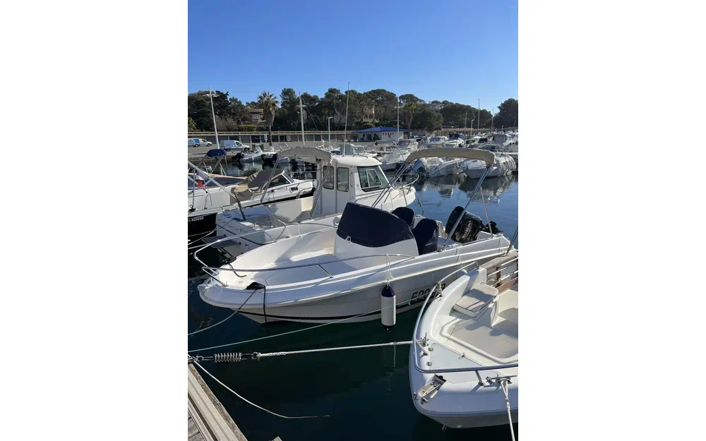 slider 0 Jeanneau Cap Camarat 555