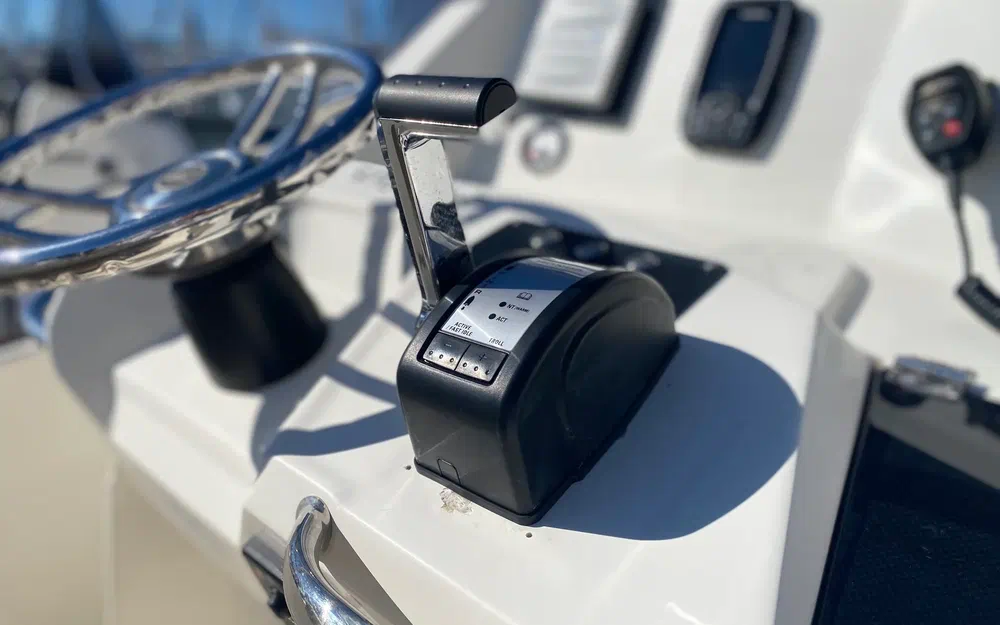 slider 7 White Shark 210 CC Origin