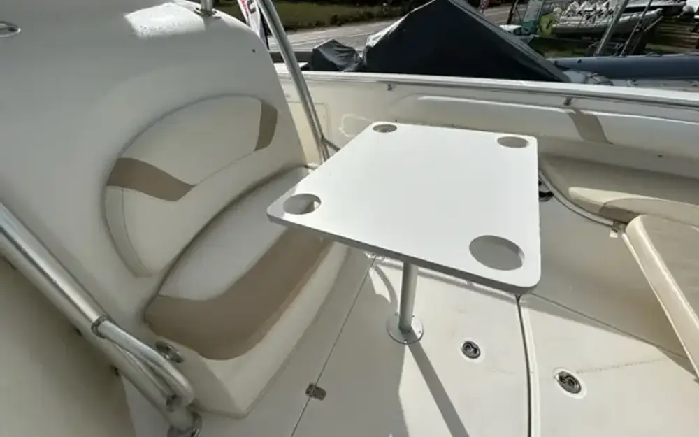 slider 10 Boston Whaler  320 Outrage