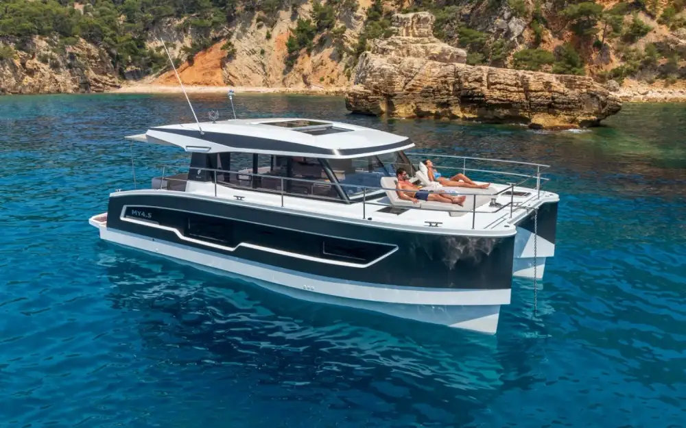 slider 37 Fountaine Pajot My 4 S
