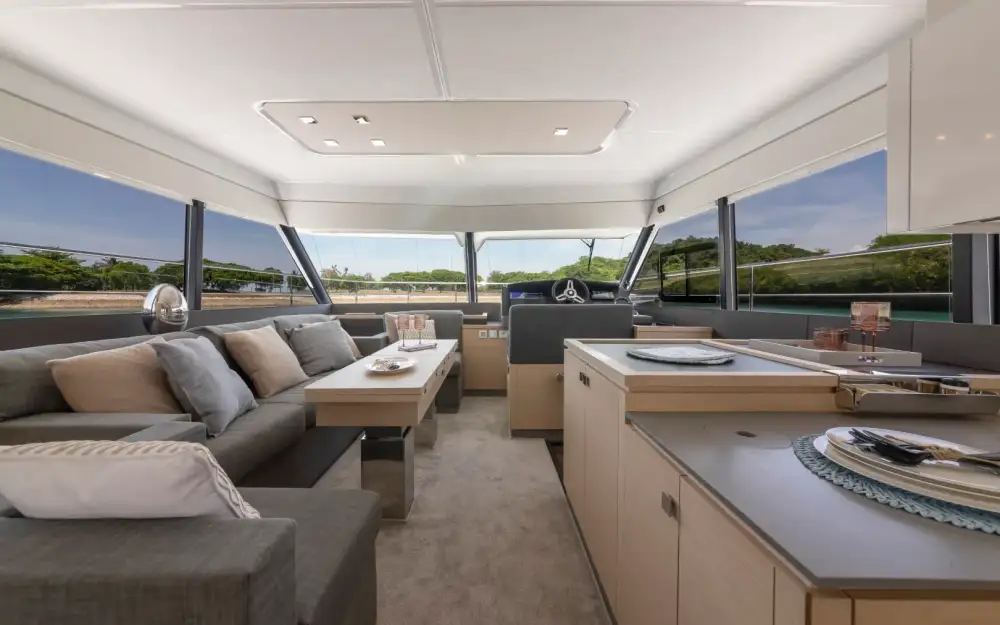 slider 28 Fountaine Pajot My 5