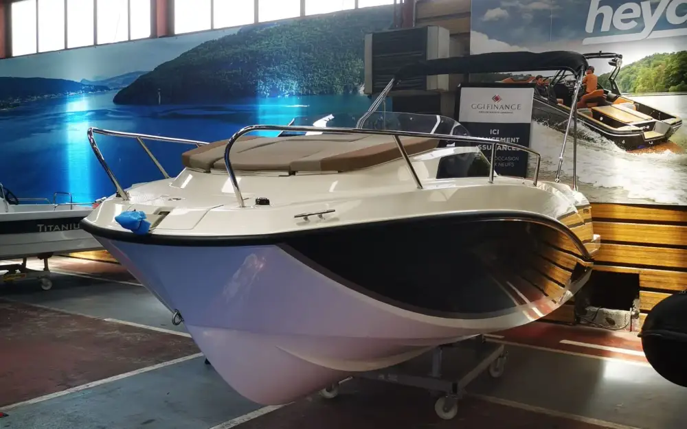 slider 0 Quicksilver Activ 555 Cabin