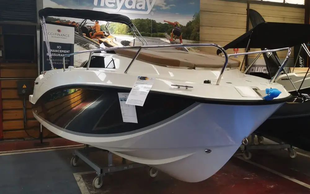 slider 4 Quicksilver Activ 555 Cabin