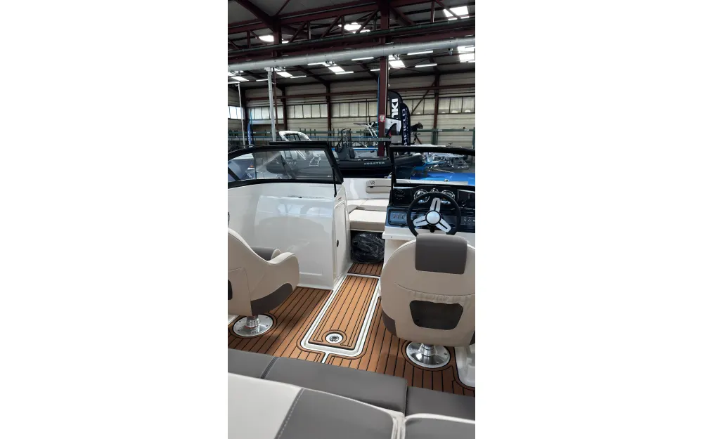 slider 9 Bayliner VR4