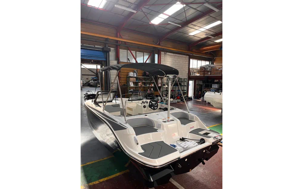 slider 1 Bayliner Element M17