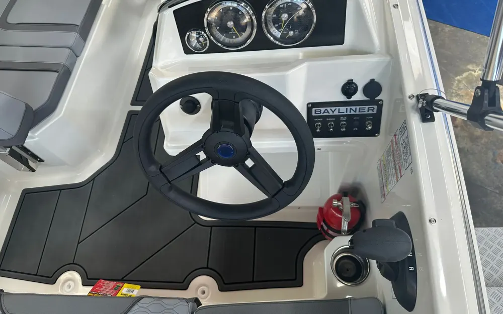 slider 2 Bayliner Element M15