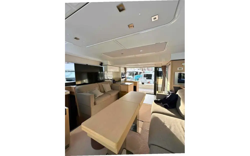 slider 8 Fountaine Pajot My 6