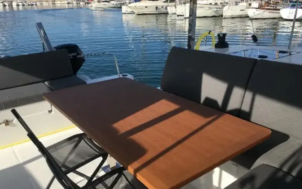 slider 11 Fountaine Pajot Isla 40