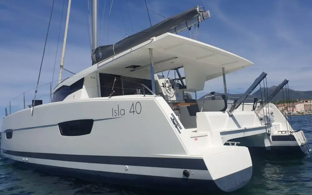 slider 14 Fountaine Pajot Isla 40