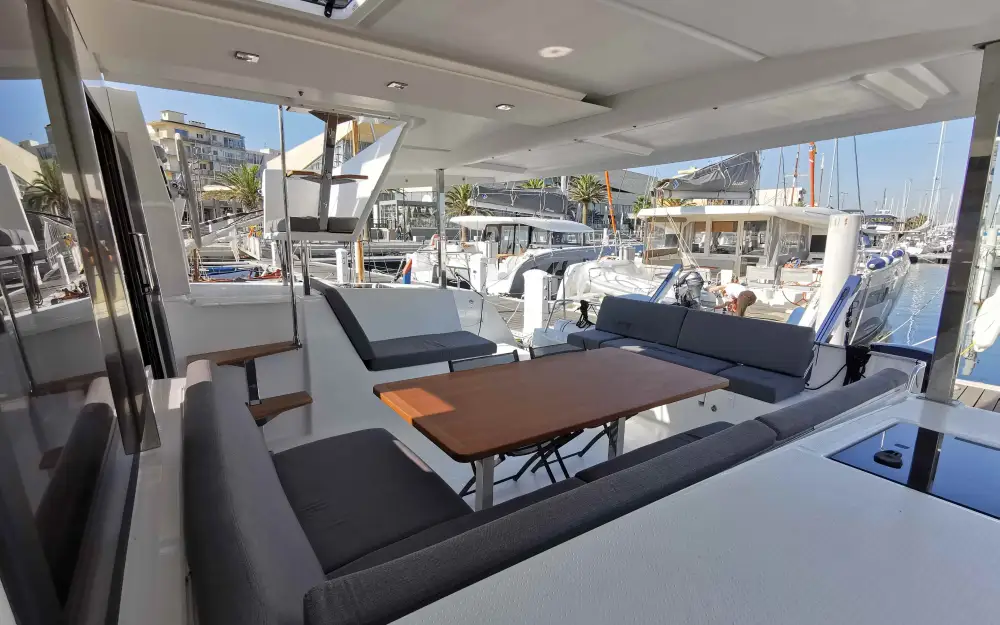 slider 1 Fountaine Pajot Isla 40