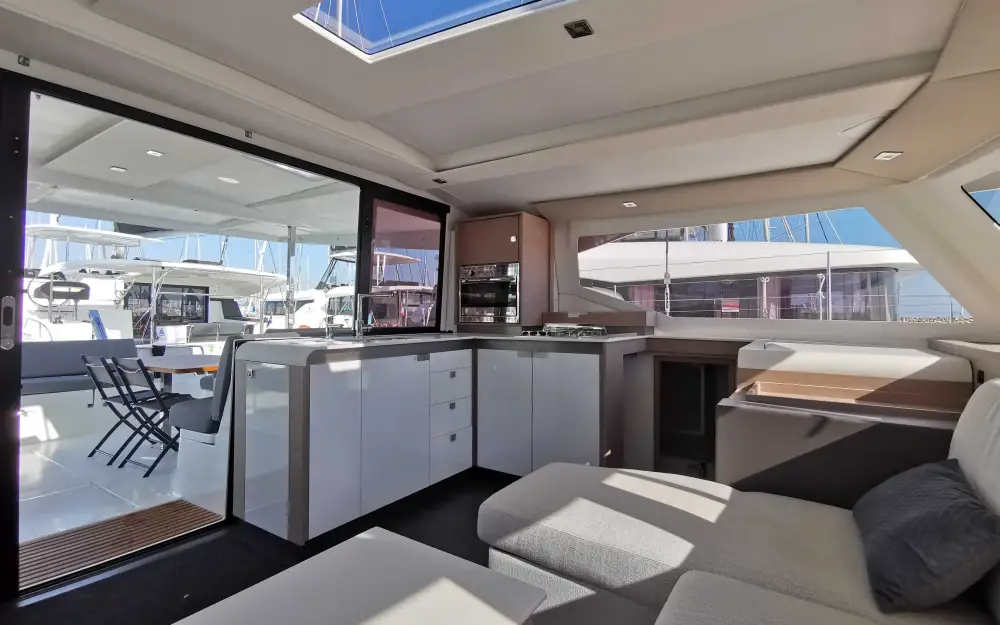 slider 7 Fountaine Pajot Isla 40