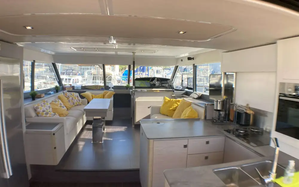 slider 18 Fountaine Pajot My 6