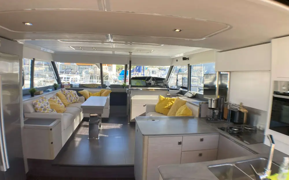 slider 3 Fountaine Pajot My 6