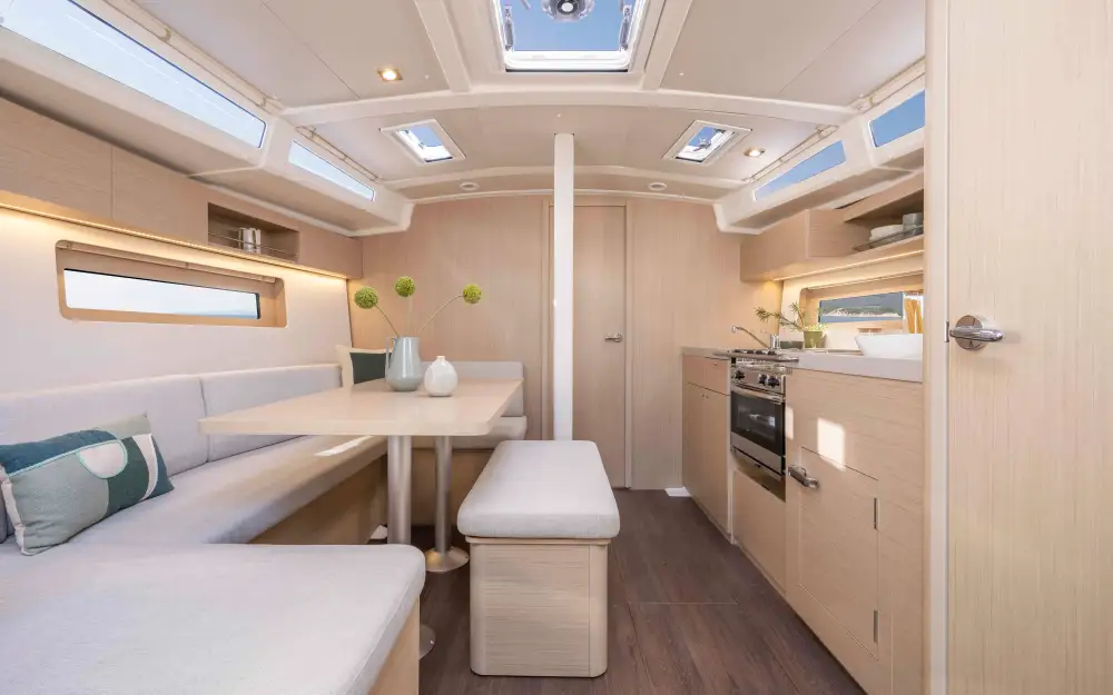 slider 8 Beneteau Oceanis 37.1
