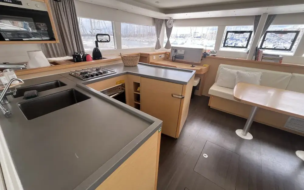 slider 11 Lagoon  450 Sport Top
