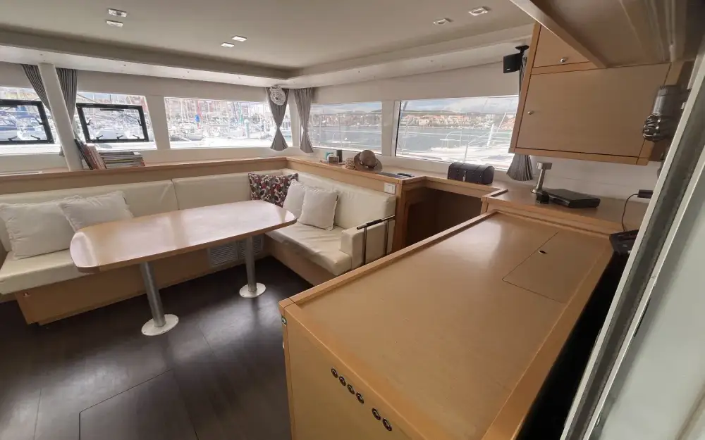 slider 12 Lagoon  450 Sport Top