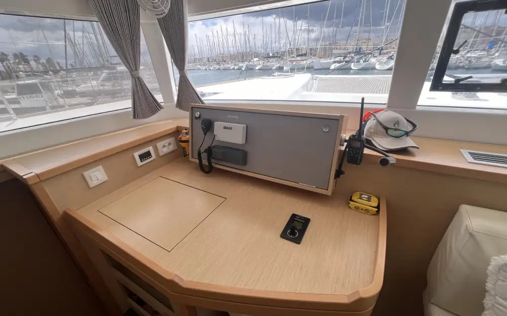 slider 13 Lagoon  450 Sport Top