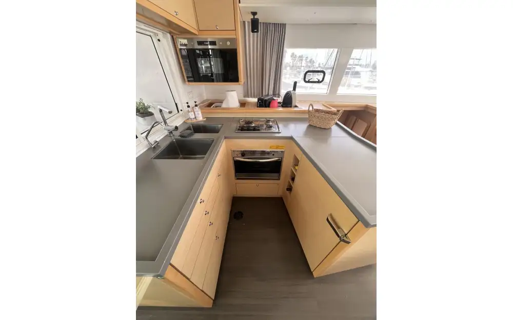 slider 14 Lagoon  450 Sport Top