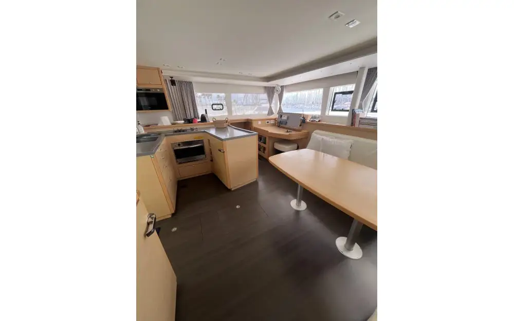 slider 17 Lagoon  450 Sport Top